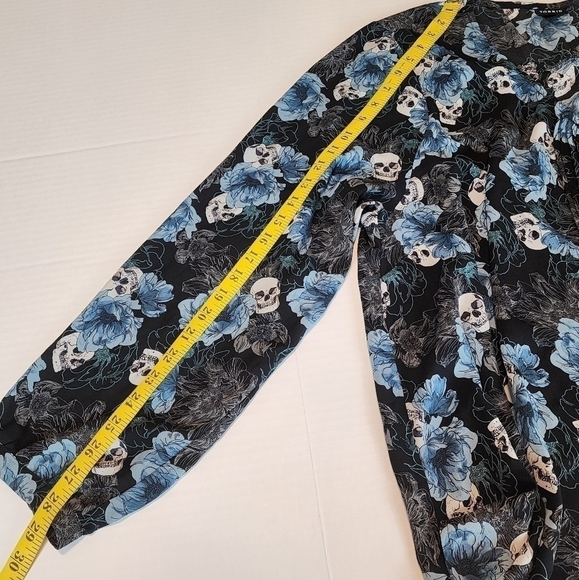 Torrid women size 3 ( 22-24) pintuck button front blouse Skull Floral - Picture 12 of 15